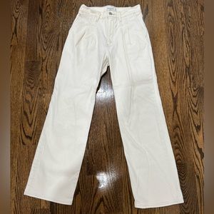 Abercrombie 90s High Waisted Relaxed Jean - size 2/26 - white